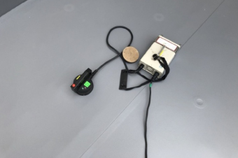 下地に取り付けたディスクにシートを固定する