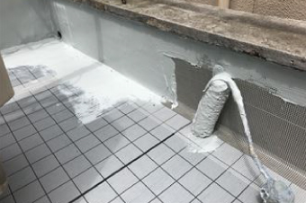 防水塗料で中塗り