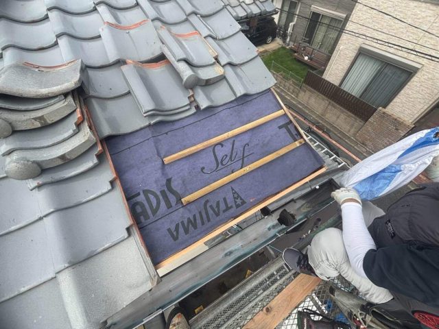 福岡市城南区の瓦の葺き直し工事中