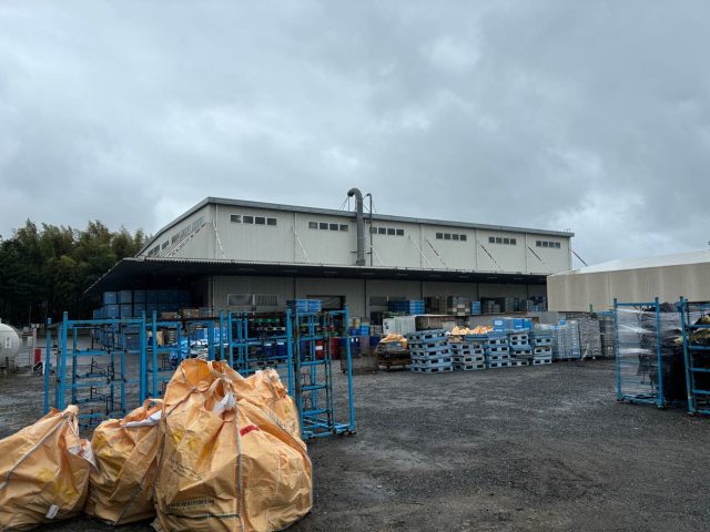 福岡県行橋市の工場の暑熱対策として屋根散水システムを検討｜金属屋根への設備設置可否を調査