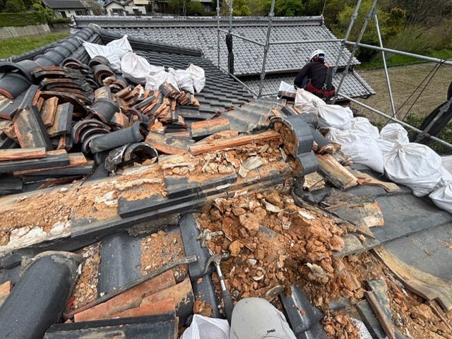 棟瓦の解体