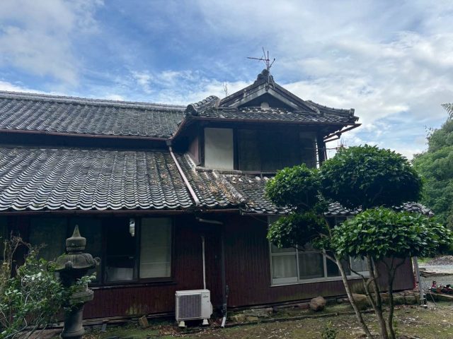 【小郡市】瓦屋根調査で劣化症状（割れ・欠けや苔・カビの発生、瓦の落下）を確認