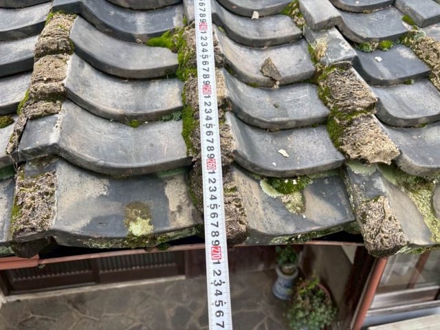 小郡市の苔が生えた屋根瓦