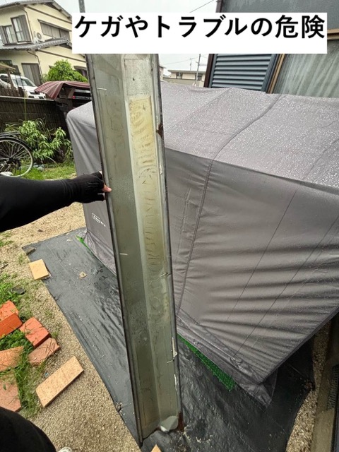 2枚目の調査写真：落下していた棟板金の確認