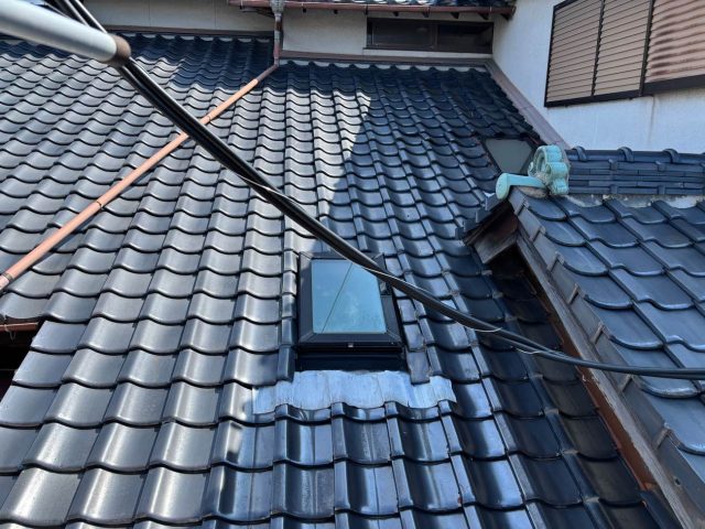 小郡市｜トップライト付き屋根から雨漏り、谷板金の劣化と瓦のズレが原因と判明
