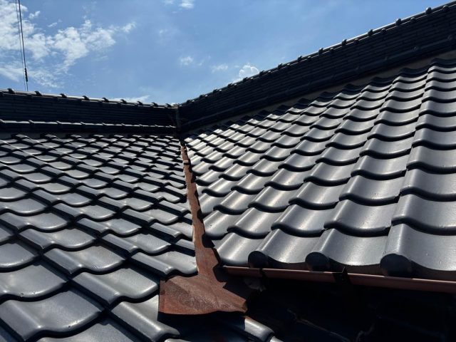 小郡市の瓦屋根の錆びた谷板金
