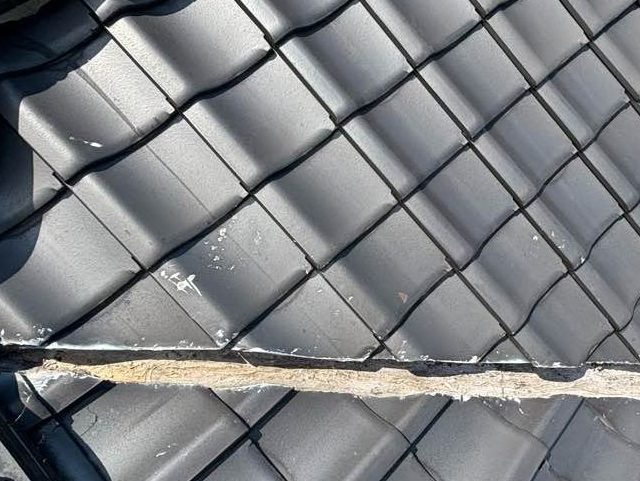 太宰府市で室内に雨漏り！経年劣化した谷板金の腐食による漏水トラブルが発覚