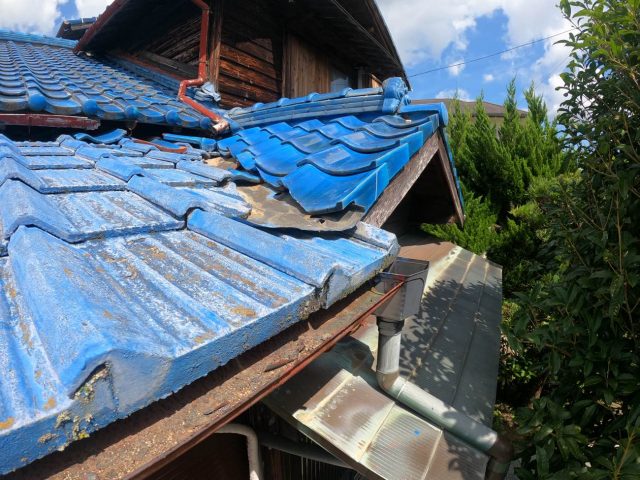 【小郡市】瓦屋根の雨漏り原因は老朽化した谷板金の腐食と判明