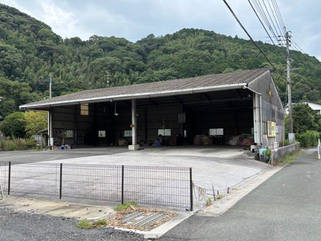 宮若市の倉庫屋根・外壁調査で判明｜雨漏り原因は屋根の割れと外壁の穴あき劣化
