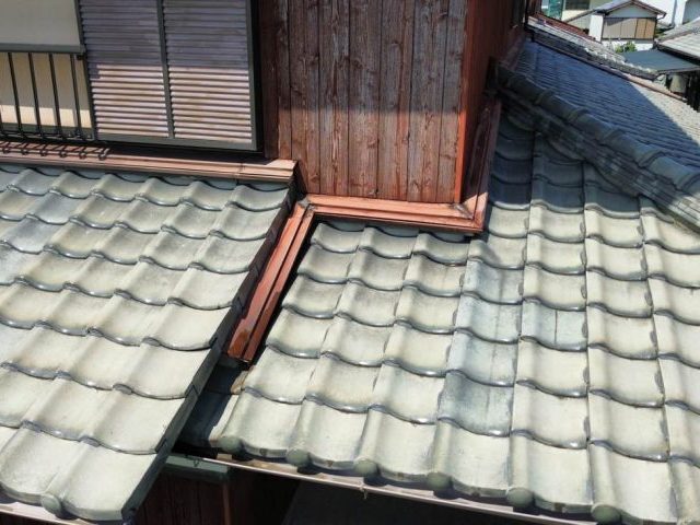 柳川市の瓦屋根と外壁の取り合い部を調査