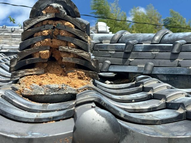 小郡市の葺き土が露呈した棟瓦