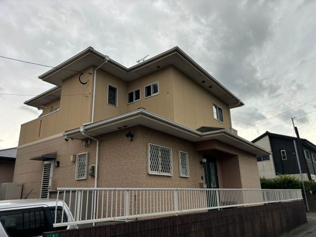 太宰府市の戸建てで経年劣化による苔・カビ・ひび割れ・色褪せを確認