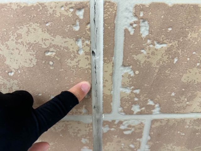太宰府市で見つかったシーリングひび割れ