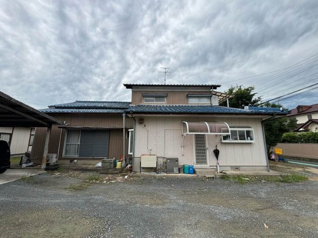 遠賀郡岡垣町にて強風時のみ発生する天井からの雨漏り原因は瓦のズレと経年劣化！