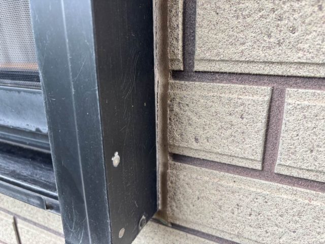 福岡市市西区で見つかったコーキングのひび割れ