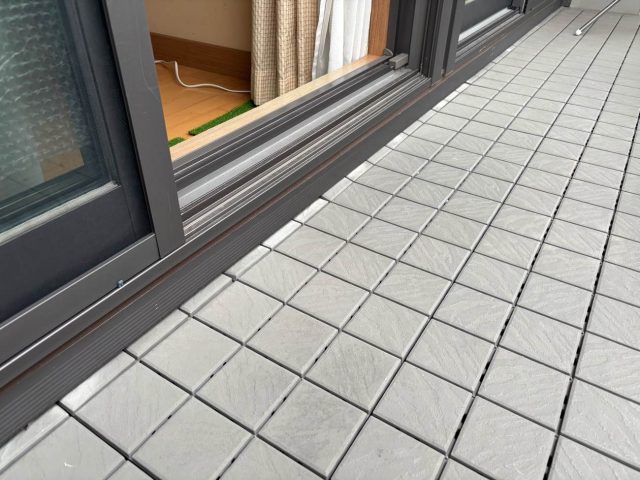 筑紫野市でベランダ防水の不具合を点検中