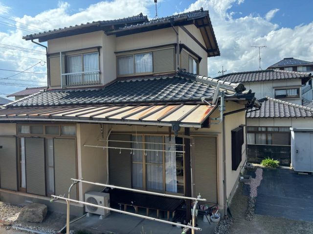 太宰府市の戸建て調査｜玄関・ベランダ庇の金属屋根に発生した錆と取り合い部の劣化状況