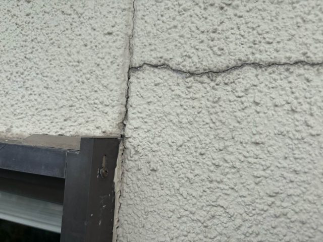 筑紫野市で見つかった外壁のひび割れ