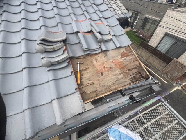 【福岡市城南区】強風被害による瓦屋根の葺き直し工事｜築50年戸建て・破損瓦の撤去と下地補強