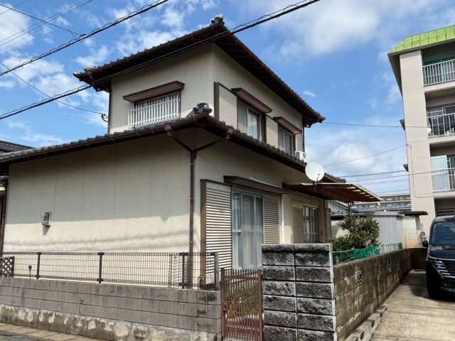 太宰府市で雨樋の破損を調査した住宅