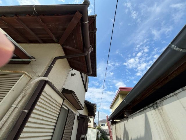 太宰府市で破損した雨樋の点検