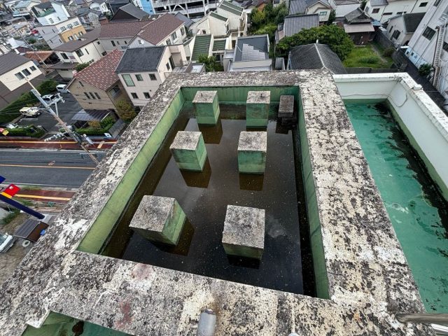 直方市のビル雨漏り調査｜屋上の排水不良と防水層劣化を確認しX-2工法をご提案