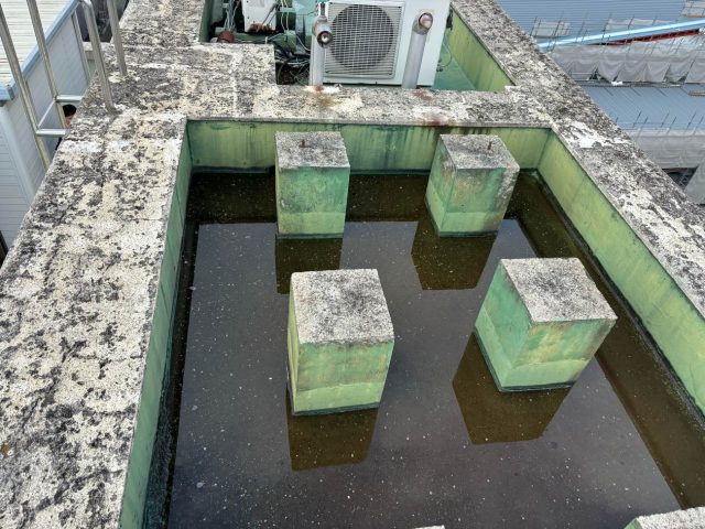 直方市のビル陸屋根に溜まった雨水