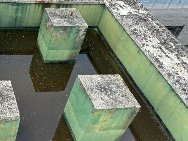 直方市のビル陸屋根に溜まった雨水