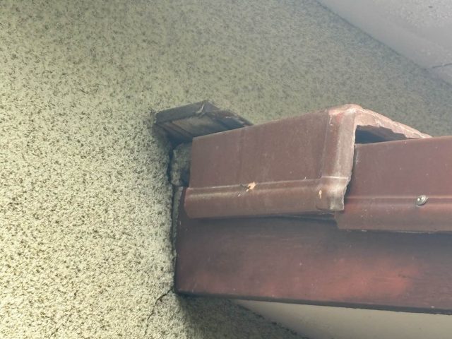 小郡市の玄関庇と外壁接合部の隙間