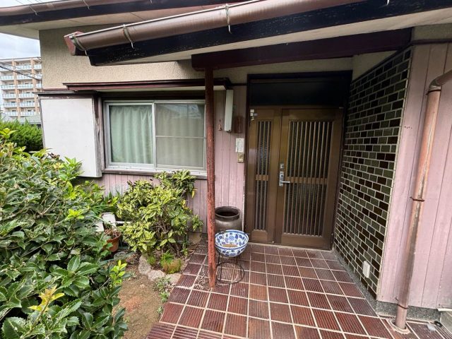 【小郡市】台風でズレた屋根瓦・傾いた玄関柱｜調査で判明した老朽化と崩落リスクとは
