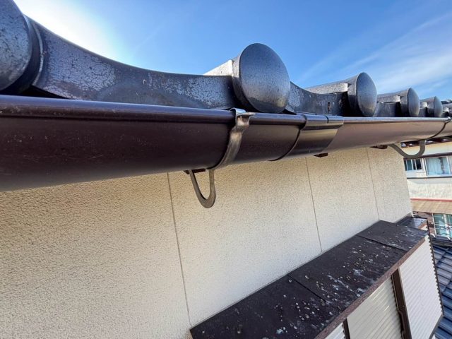 太宰府市で破損した集水器を交換中