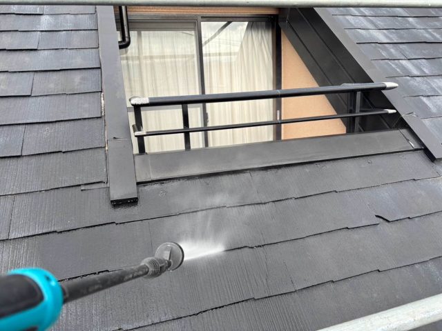 筑紫野市で高圧洗浄中の屋根