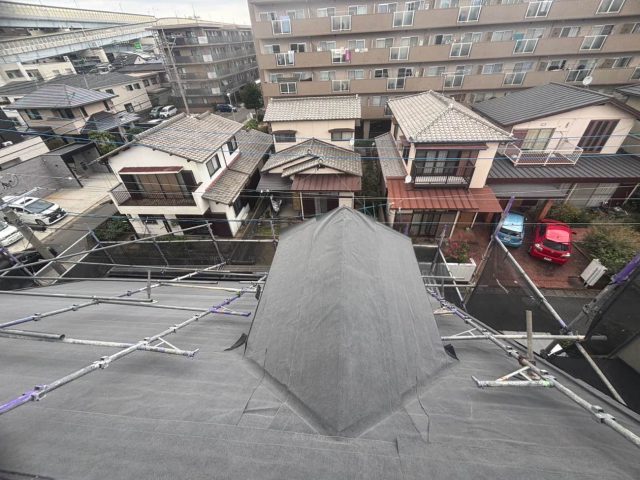 【筑紫野市】屋根カバー工事｜塗装後の再劣化を解消！洗浄・防水シートを敷設して金属屋根へリフォーム