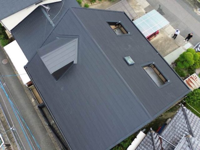 【筑紫野市】スーパーガルテクト（Sシェイドブラック）で屋根カバー工事｜塗装後のスレート再劣化を解決！