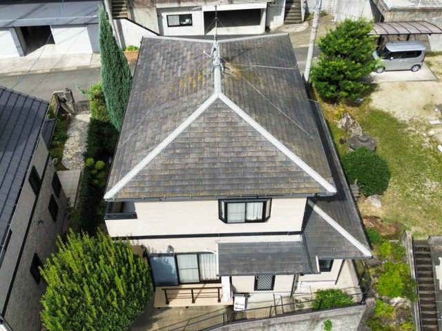 【小郡市】スレート屋根の調査｜苔・色褪せの進行と差し掛け屋根も劣化症状を確認