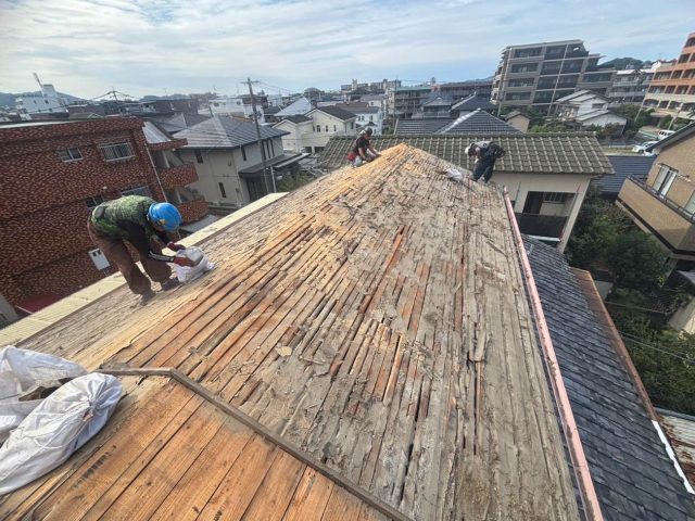 小郡市の葺き替え工事における瓦撤去後の屋根
