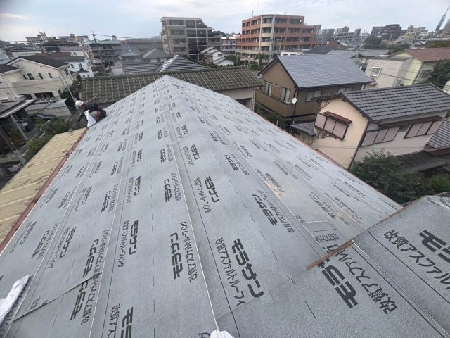 【小郡市】瓦屋根の葺き替え工事｜瓦撤去・野地板施工・防水シート敷設で雨漏りを根本改善