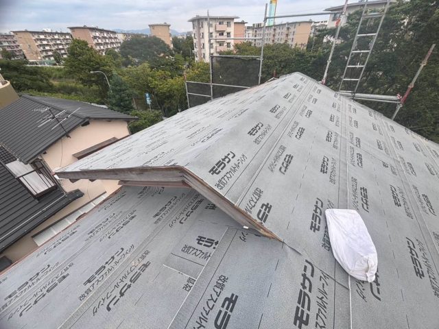 小郡市の葺き替え工事における防水シート敷設