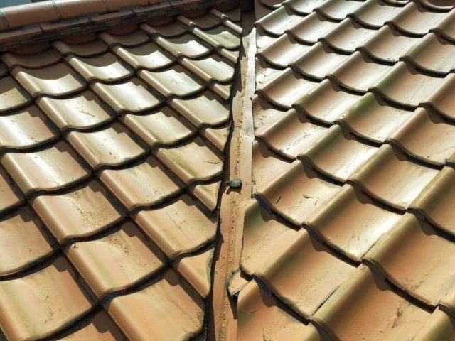 【筑紫野市】豪雨後の雨漏り調査｜谷板金の腐食と瓦屋根の不具合とは