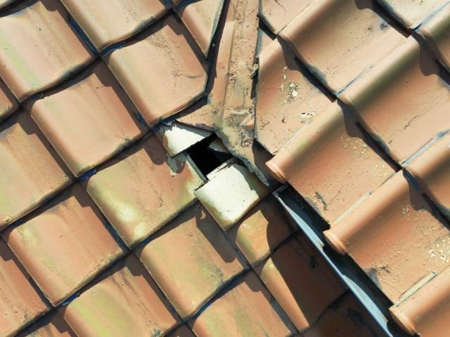 筑紫野市の調査で見つかった谷板金の腐食