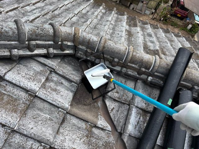 筑紫野市の雨漏り修理にて水性マルチシーラーを塗布