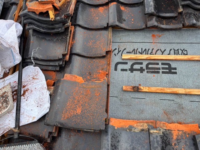 小郡市の屋根葺き直し工事、瓦復旧作業