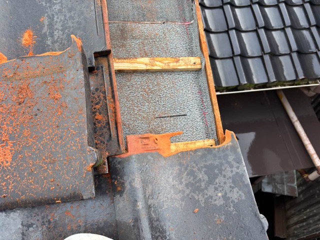 小郡市の葺き直し工事、瓦復旧作業