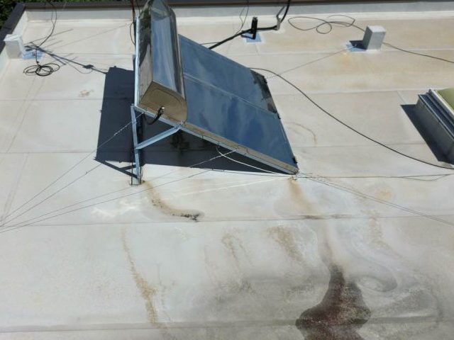 太宰府市の雨漏りした屋上を調査