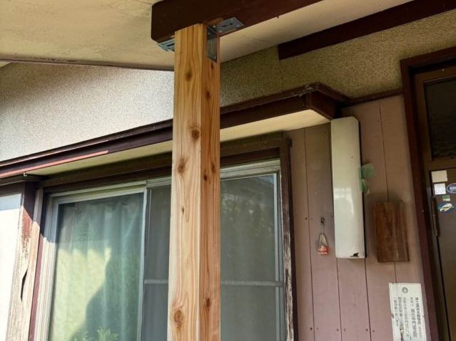 【小郡市】台風で傾いた庇・玄関柱を補修｜瓦屋根の崩落危険に対応した柱差し替え工事