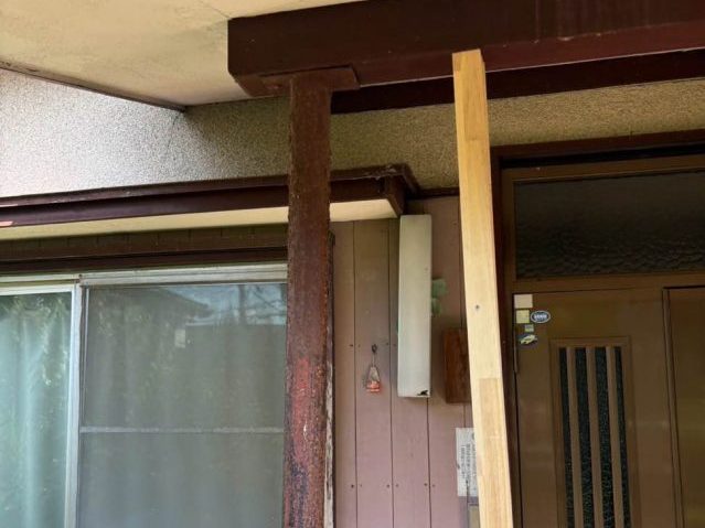 小郡市の玄関柱差し替えに伴う新しい木材の仮固定