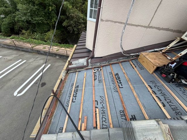 【筑紫野市】集中豪雨に備える瓦屋根の改修工事｜瓦撤去からルーフィング施工、桟木固定まで