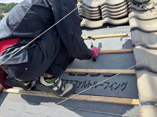 筑紫野市で瓦葺き直しに伴い桟木を固定