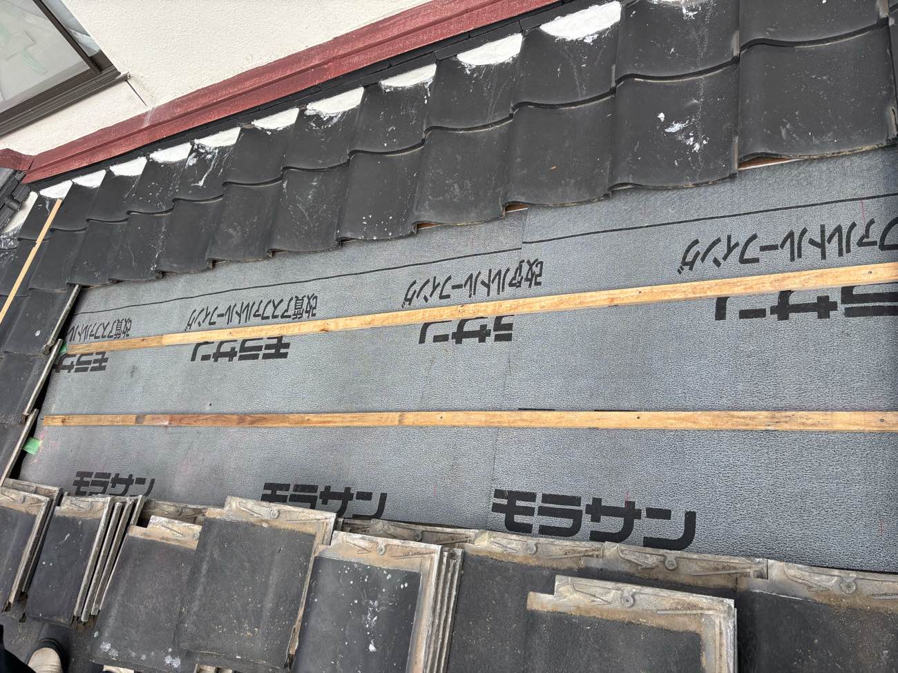 古い防水シートの撤去