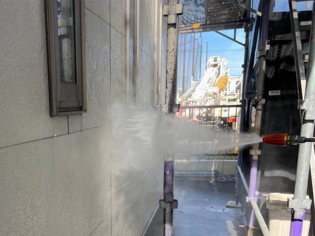 筑紫野市で外壁の洗浄中